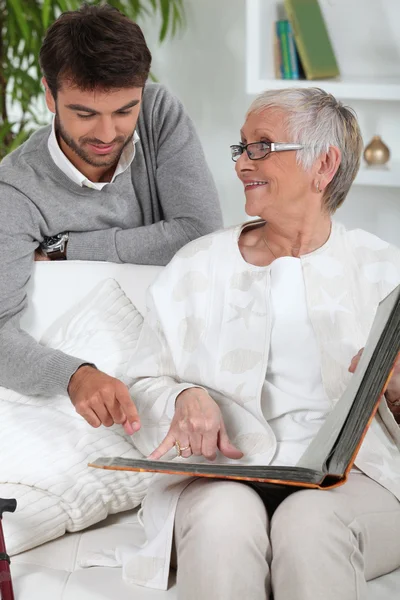 Persona anziana guardando le foto con il figlio — Foto Stock