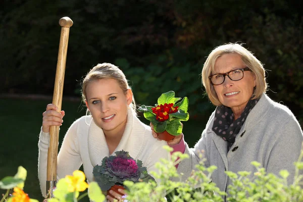 Porträt eines Mädchens und einer Großmutter bei der Gartenarbeit — Stockfoto