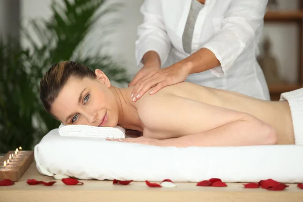 Menina tendo massagem nas costas no salão de beleza — Fotografia de Stock