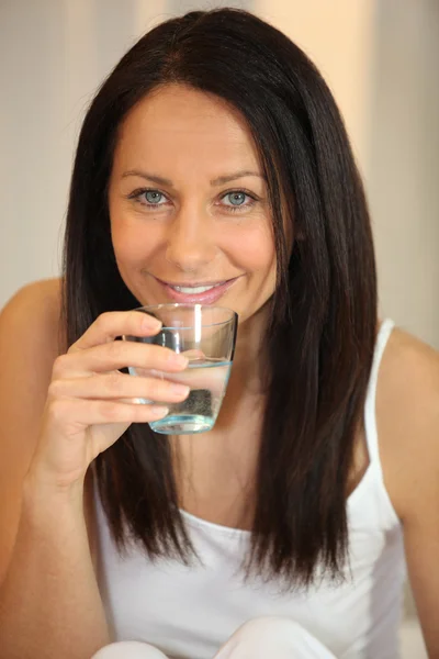 Morena bebiendo vaso de agua — Foto de Stock