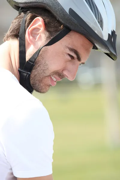 Um homem usando um capacete de bicicleta — Fotografia de Stock