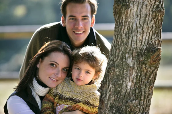 Счастливая пара и их ребенок в парке — стоковое фото