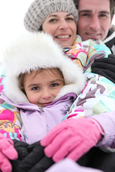 Rodzina wspólnie przytulonych na zimno — Zdjęcie stockowe