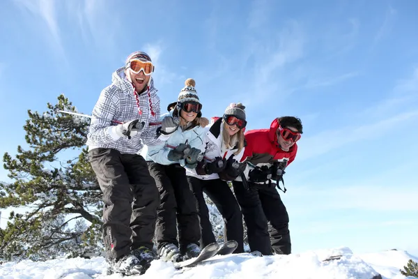 Freunde auf Skiern — Stockfoto