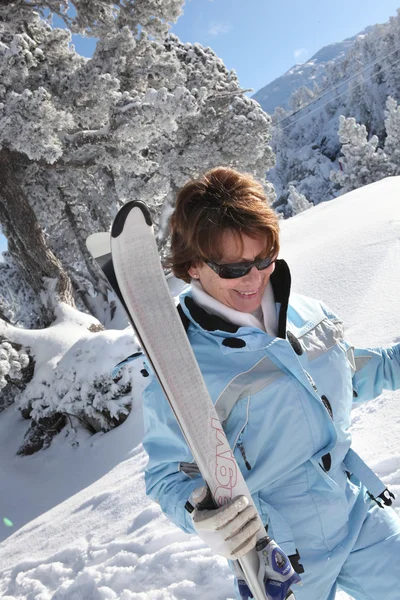 Starší žena lyžař — Stock fotografie
