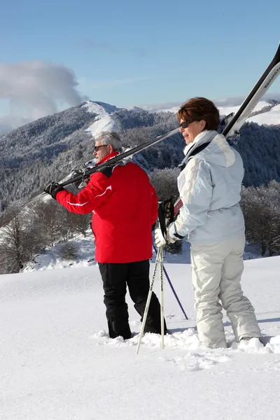 Older ski couple — Stock Photo, Image