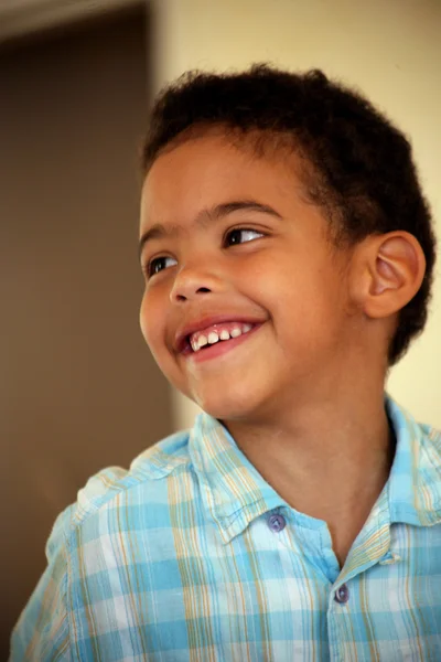 Портрет счастливого мальчика — стоковое фото