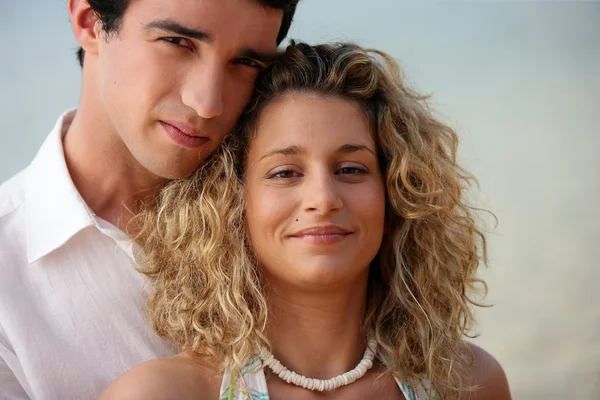 Mladí manželé společně stáli na pláži — Stock fotografie