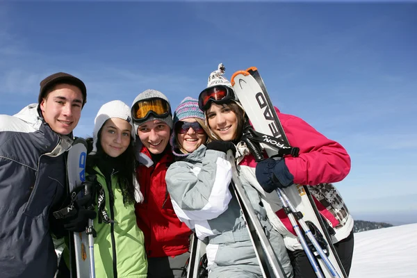 Groep vrienden in skiresort — Stockfoto