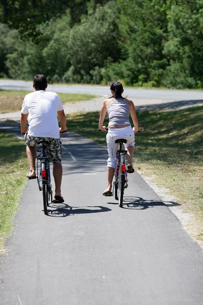 Uomo e donna che fanno un giro in bicicletta — Foto Stock
