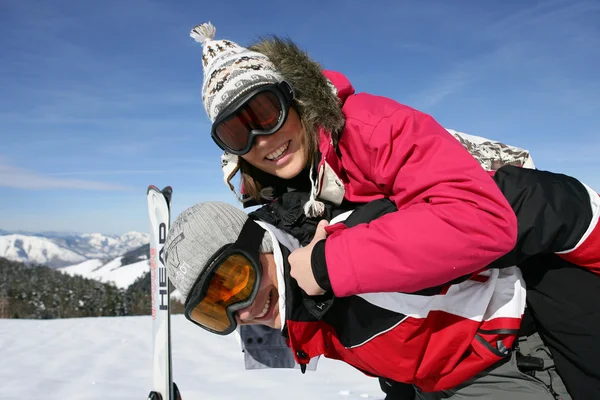 Para na nartach — Zdjęcie stockowe