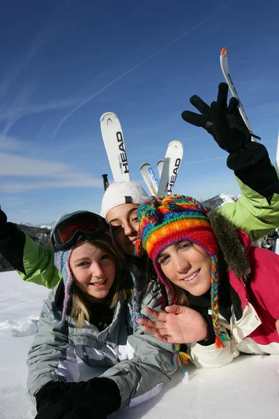 Gruppe jugendlicher Skifahrer — Stockfoto