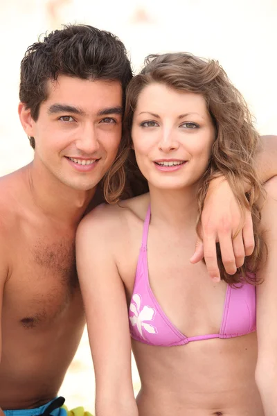 Młoda para na plaży — Zdjęcie stockowe