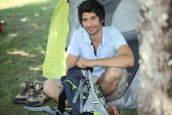 彼のテントの前に座っている男 — ストック写真