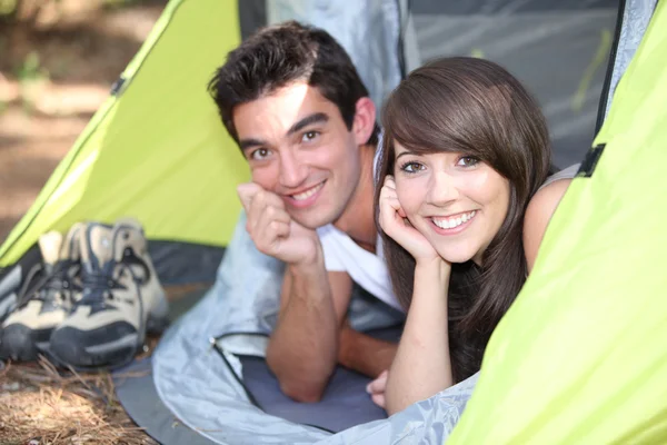 テントの中で横になっている若いカップル — ストック写真