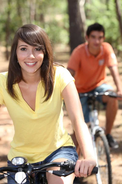 Portret van jongeren op de fiets — Stockfoto