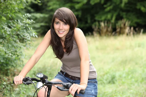 Brunetka nastolatka sama na rowerze — Zdjęcie stockowe