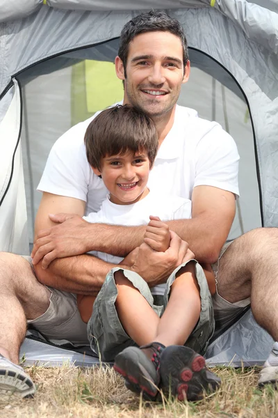 Baba ve oğul kendi çadır önünde — Stok fotoğraf