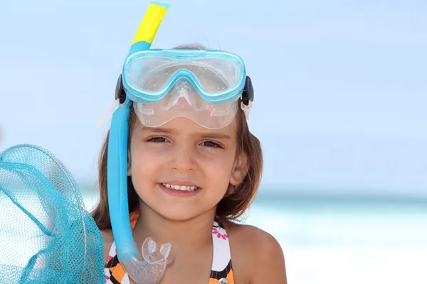 Pequena menina snorkeling . — Fotografia de Stock