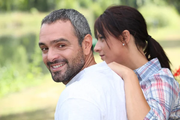 Retrato de casal feliz ao ar livre — Fotografia de Stock