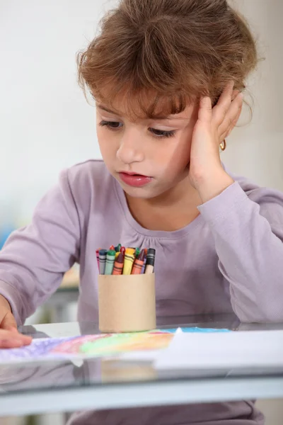 Menina com um pote de lápis de cor — Fotografia de Stock