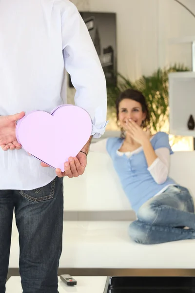 Man offering gift to girlfriend — Stock Photo, Image