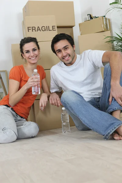 Young couple moving in together — Stock Photo, Image