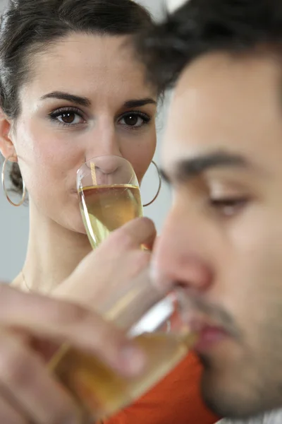 Casal bebendo champanhe para comemorar a compra da casa — Fotografia de Stock