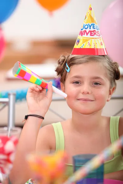 Porträt eines kleinen Mädchens bei einer Geburtstagsfeier — Stockfoto