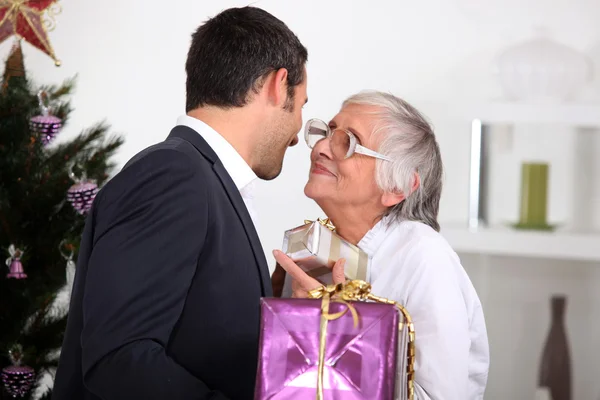 Syn dává matka vánoční dárek — Stock fotografie