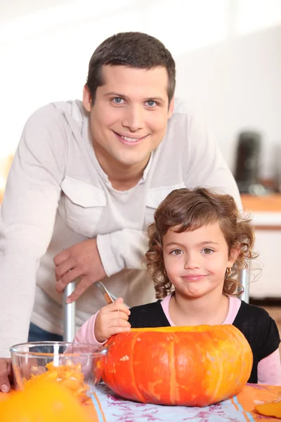 Père et fille sculptant des citrouilles — Photo