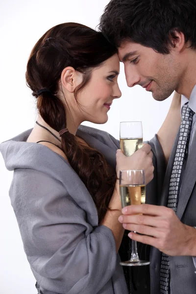 Элегантная молодая пара пьет шампанское — стоковое фото