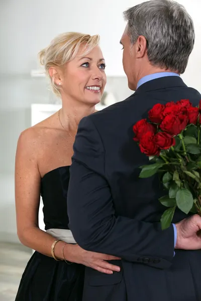 Mann überrascht sein Date mit Rosen — Stockfoto