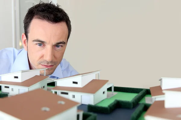 Arquiteto olhando para o modelo de habitação — Fotografia de Stock