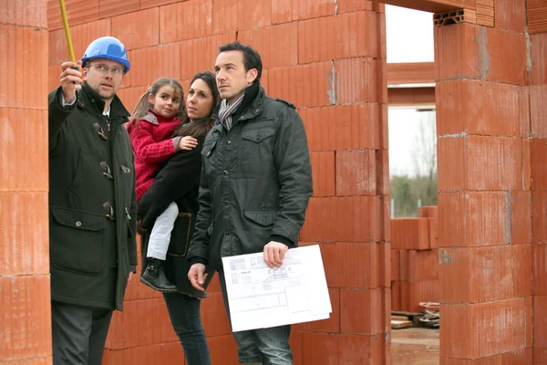 Família tendo sua nova casa inspecionada por um engenheiro — Fotografia de Stock