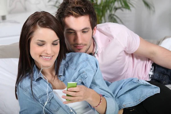 Couple écoutant un lecteur mp3 — Photo