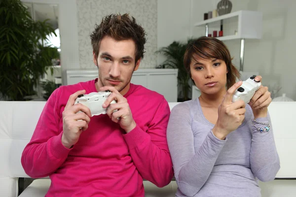 Jeune couple jouant à des jeux informatiques — Photo
