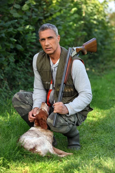 Hunter con escopeta y spaniel —  Fotos de Stock