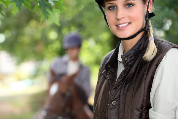 Młoda kobieta ujeżdżająca konia — Zdjęcie stockowe