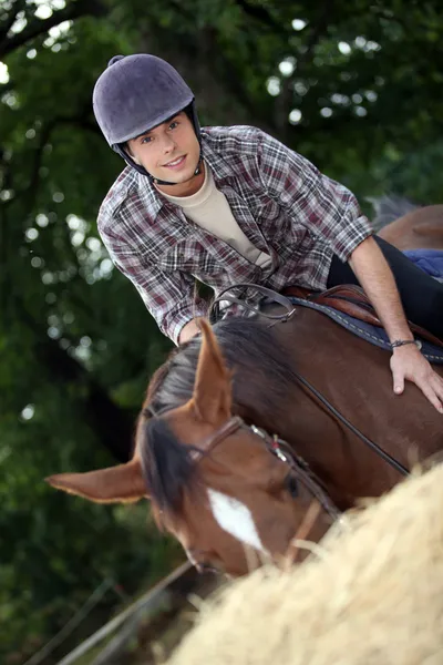 年轻人骑着马 — 图库照片