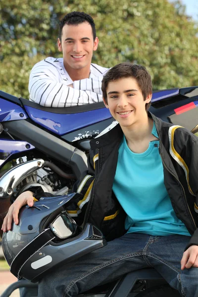 年轻男子与一辆摩托车 — 图库照片