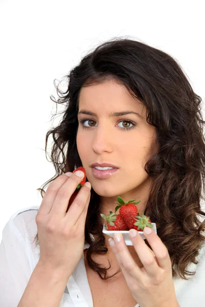 Kobieta jedzenie truskawek — Zdjęcie stockowe