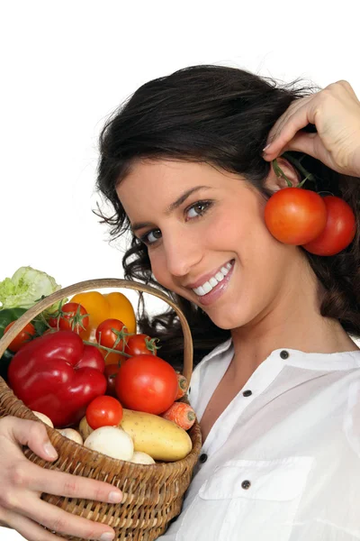 Morena segurando legumes — Fotografia de Stock