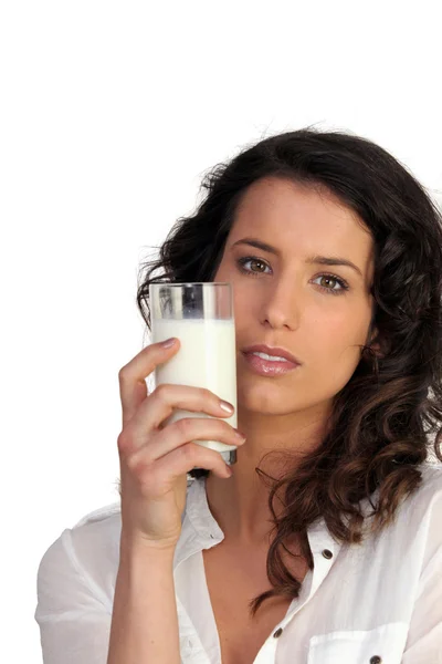 Vrouw die een glas melk drinkt — Stockfoto