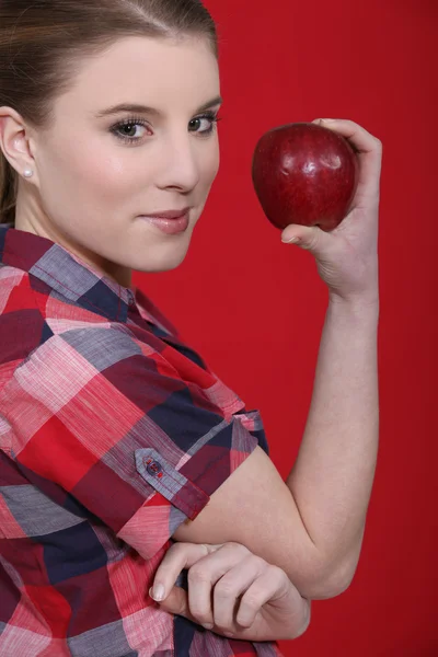 Γυναίκα με κόκκινο μήλο — Φωτογραφία Αρχείου