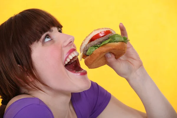 Frau isst Burger — Stockfoto