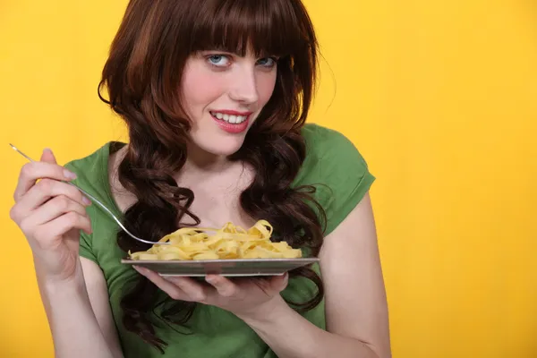 Žena jíst těstoviny — Stock fotografie