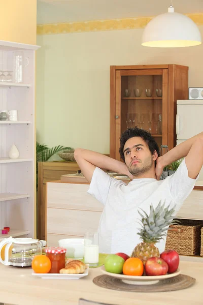 Adam kahvaltı sırasında rahatlatıcı — Stok fotoğraf