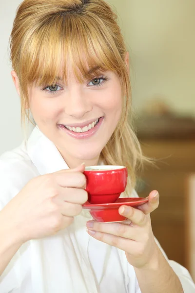 Жінка п'є чашку кави — стокове фото