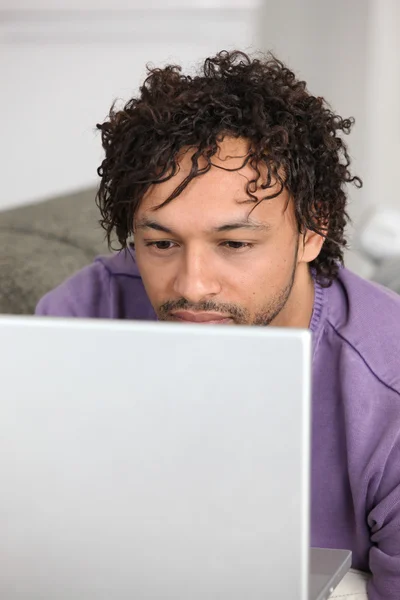 Metis man using laptop at home — Stock Photo, Image